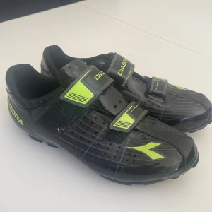 Cykelskor  - Cykelskor diadora strl 43 till landsväg. Knappt använda, mycket väl gott skick!