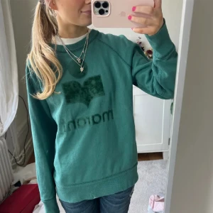 Grön marant tröja💚💚 - Tröja från isabel marant i storlek 38. Tröjan är i bra skick men trycket har gått bort lite i tvätten, vilket ger den en unik effekt. Nypris 3200kr!!💚💚