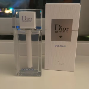 Dior homme Cologne - Den mycket eftertraktade dior homme cologne är perfekt i sommar med en doft man nästan vill dricka, 75 ml köpt för 1100, endast några spray använda mitt pris 700. byte kan va intressant 