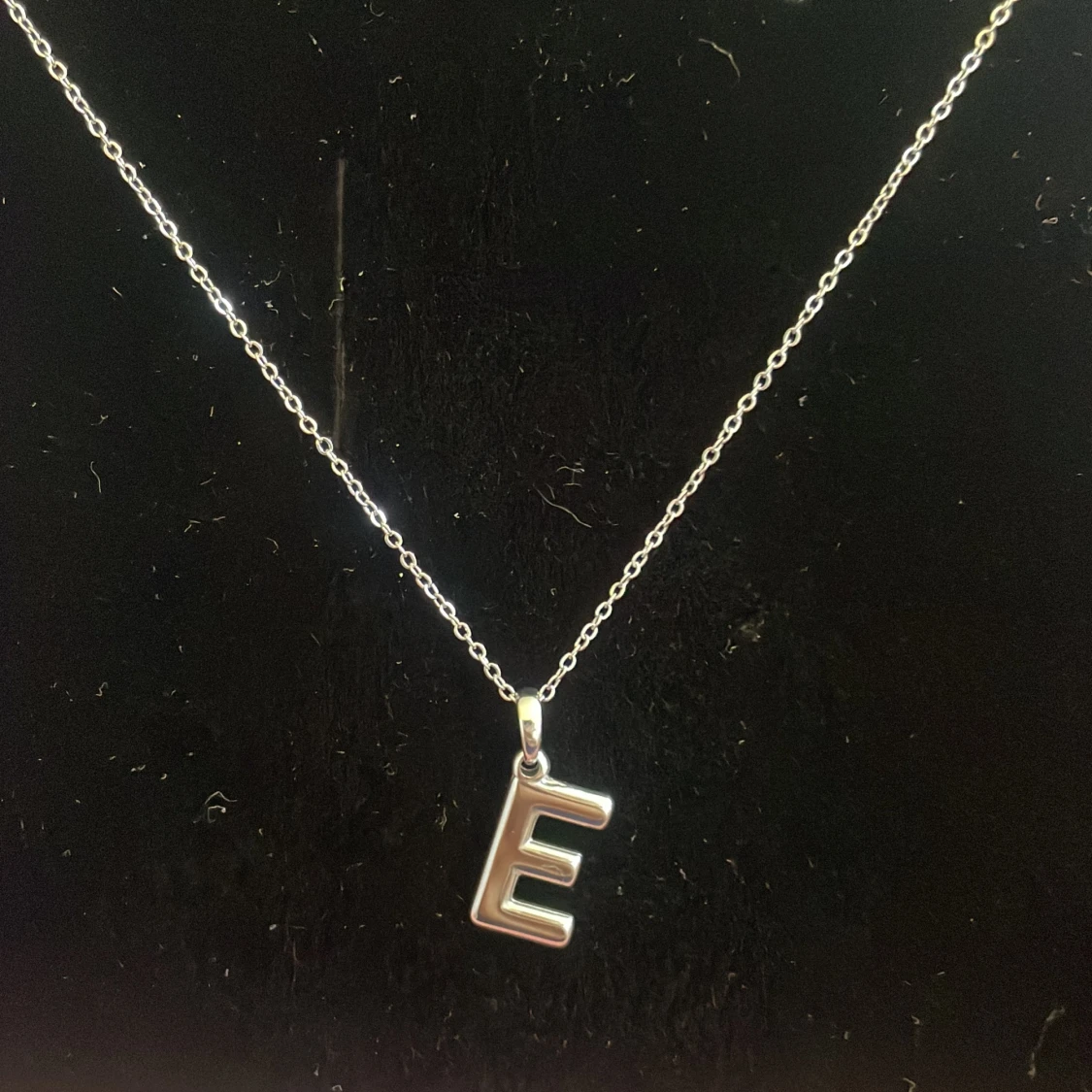 Nytt Edblad halsband med bokstaven E - 90