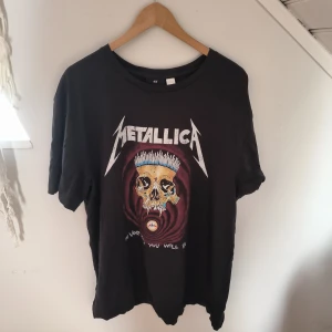 metallica tshirt - Metallica tshirt. Normal fit men kan gå som oversized. 