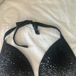 Galzedona bikini  - Den är helt ny, aldrig använd. Passar B/C. Nypris 599