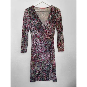 Klänning - Färgglad klänning från ”Pernilla Wahlgren” i storlek M! Bra skick. Köparen står för frakten men kan även mötas upp i Uppsala, Knivsta eller Sigtuna. Tveka inte att fråga mig om något! 