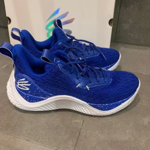 Curry flow 10  - Hej, jag säljer ett par sprillans nya curry skor i hans nya modell i storlek 42. Färgen är unik så finns endast ett fåtal av de. På sneakers hemsidan GOAT kan man hitta de nya för 3100kr. Mitt pris är 1500 men det går absolut att diskutera. Hör av di