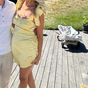 Gul klänning - Fint skick, använd endast två tillfällen.