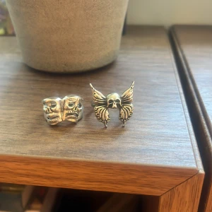 Ringar - Jag säljer nu dessa två silvriga ringar som jag köpte här på Plick för ett litet tag sedan. Säljer p.g.a ångrade mig lite när jag fick hem de+för stora för mig då jag har smala fingrar. Stog ingen storlek när jag köpte dem. Inte äkta silver. 1=9kr. ❤️