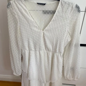 Vit klänning - Här är en fin vit klänning som endast är använda en gång på en skolavslutning. Varan är i fint skick. Det är storlek S