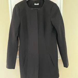 Jacka  - Dressad tunnare jacka. Passar både till sommar vår och höst. 