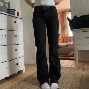 Midrise Jeans - Svarta midrise jeans från bikbok💗Midjemått: 32cm Innerbenslängd: 79cm 🫶