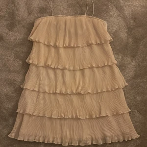 Gul volangklänning - Superfin gul volangklänning som endast är använd en gång! Den sista bilden är lånad🫶🏼 går även lika bra att ha som bandeu klänning! 