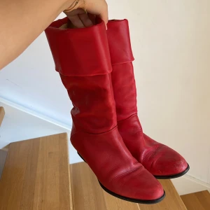 Boots - Röda boots som är välanvända, därav slitagen. Det står ingen storlek, men passar mig som har strl 39-40. 