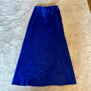 Lång satinkjol - Snygg långkjol💙