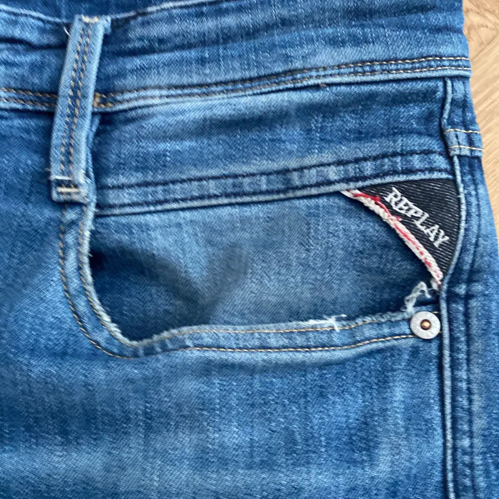 Säljer nu tyvärr bort en favorit då jeansen blivit för små. Dessa anbass jeans har en otroligt snygg tvätt och klassiska röda detaljer som ni kan se på bild två och fyra. Jeansen köptes för 1800kr! Säljs nu endast för 450. Jeansen är slim fit.. Jeans & Byxor.