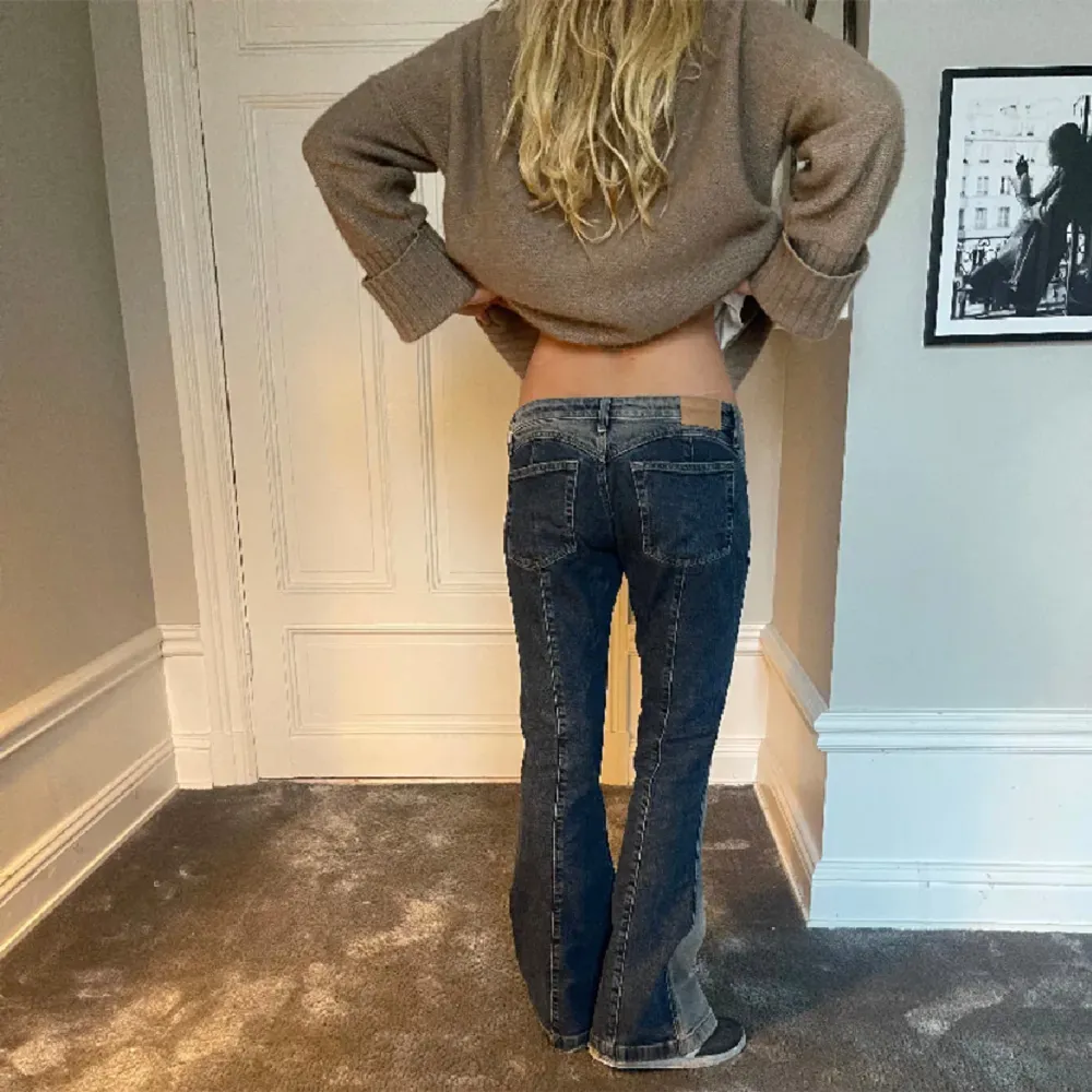 Coolaste och populära bootcut jeans i storlek 29/32💕lite defekter längst ner på jeansen men inget man tänker på💕. Jeans & Byxor.