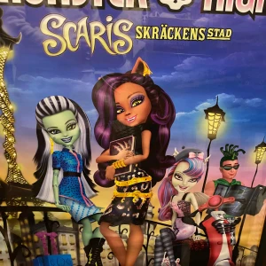 Monster high poster - Säljer bara postern inte tavlan. Jättebra skick, passar samlare eller bara skitsnygg dekor. Limited edition tror ja, köpt runt 2010 kanske?
