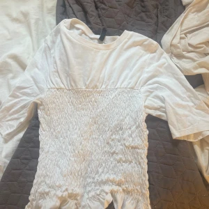 Hm T-shirt  - Eftertraktad T-shirt från hm, slutsåld! ❤️