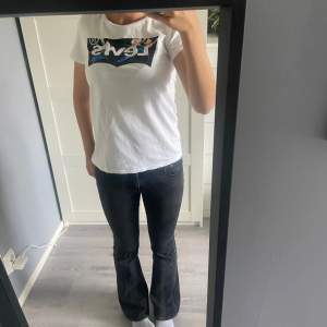 Säljer denna t-shirten från Levis. Tröjan andvänds ej längre. Den är i fint skick.