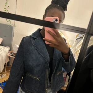 Vintage jeans jacka - Fick denna jackan av min mamma så jag vet tyvärr inte vart den är köpt! 