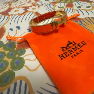 Säljer ett Hermes armband. Endast använt 1 gång. Vet ej om det är äkta eller ej då det varit en present. Har märkning inuti och dustbag medföljer. 