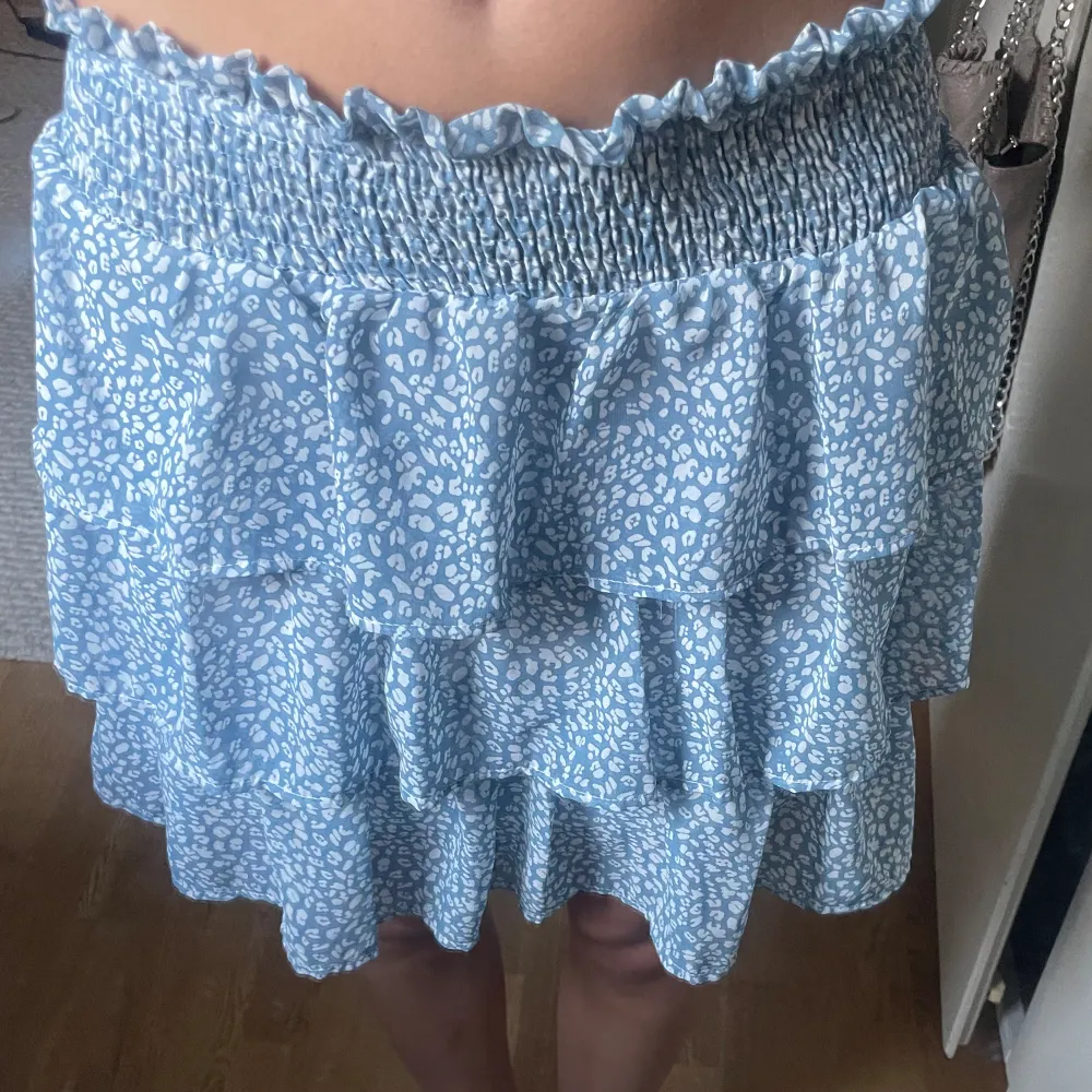 Säljer min super vackra volangkjol från By Clara. Endast använd 2 gånger. . Hameet.