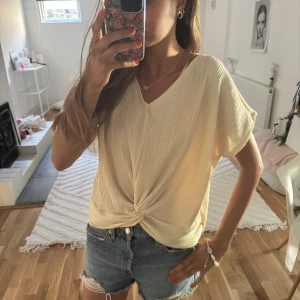 Blus - Jättefin blus köpt i Berlin🙏🏻cremevit