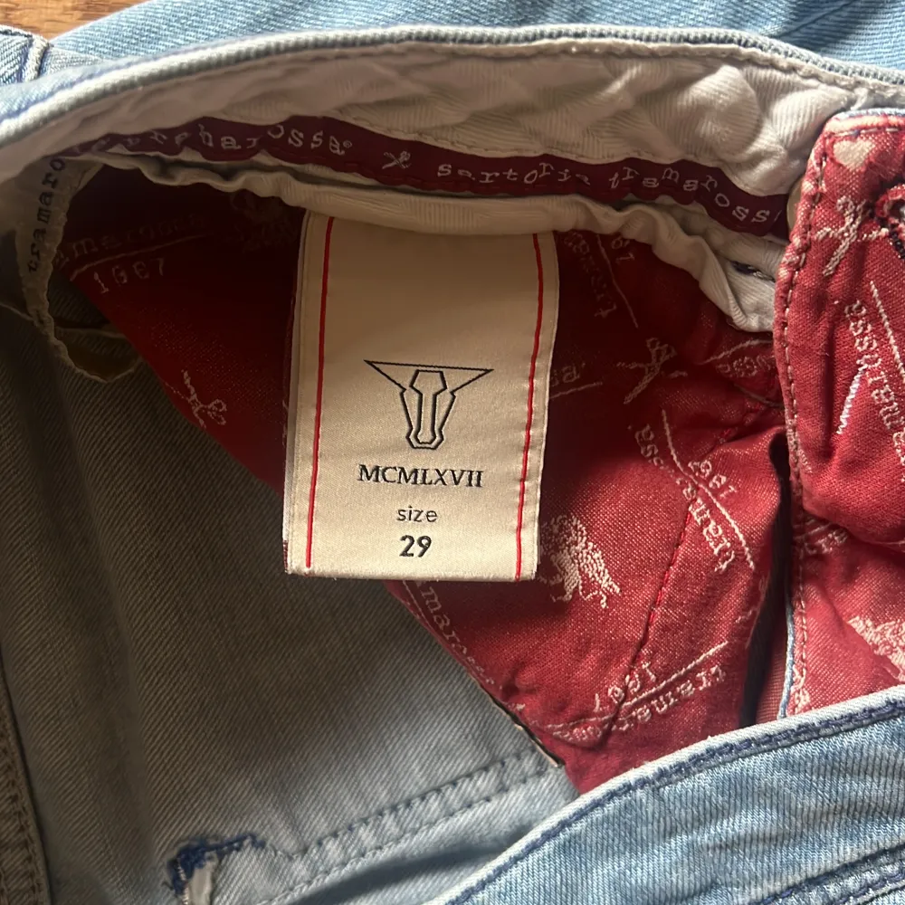 Ljusblåa Tramarossa Jeans i Slim fit modellen ”Michelangelo”, stl 29. Köpta för 3700 kr, mitt pris 699 kr. Skriv vid frågor eller funderingar!. Jeans & Byxor.