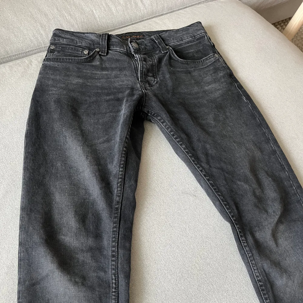 Säljer nu dessa grymma Nudie Jeans! | Jeansen är i ett bra skick. | Modell: Grim Tim (Slimfit). | Nypris: 1600. | Skriv vid funderingar!. Jeans & Byxor.
