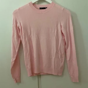 Ljusrosa tröja - Finstickad tröja från Lager157. Storlek xs.