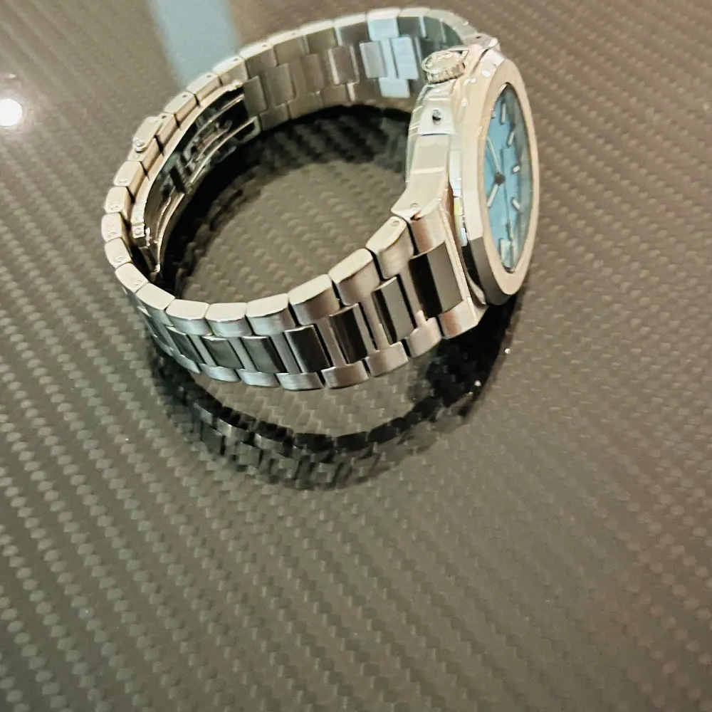 Väldigt unik klocka i rostfritt stål med en Tiffany urtavla Vattentät ner till 50 m. Accessoarer.