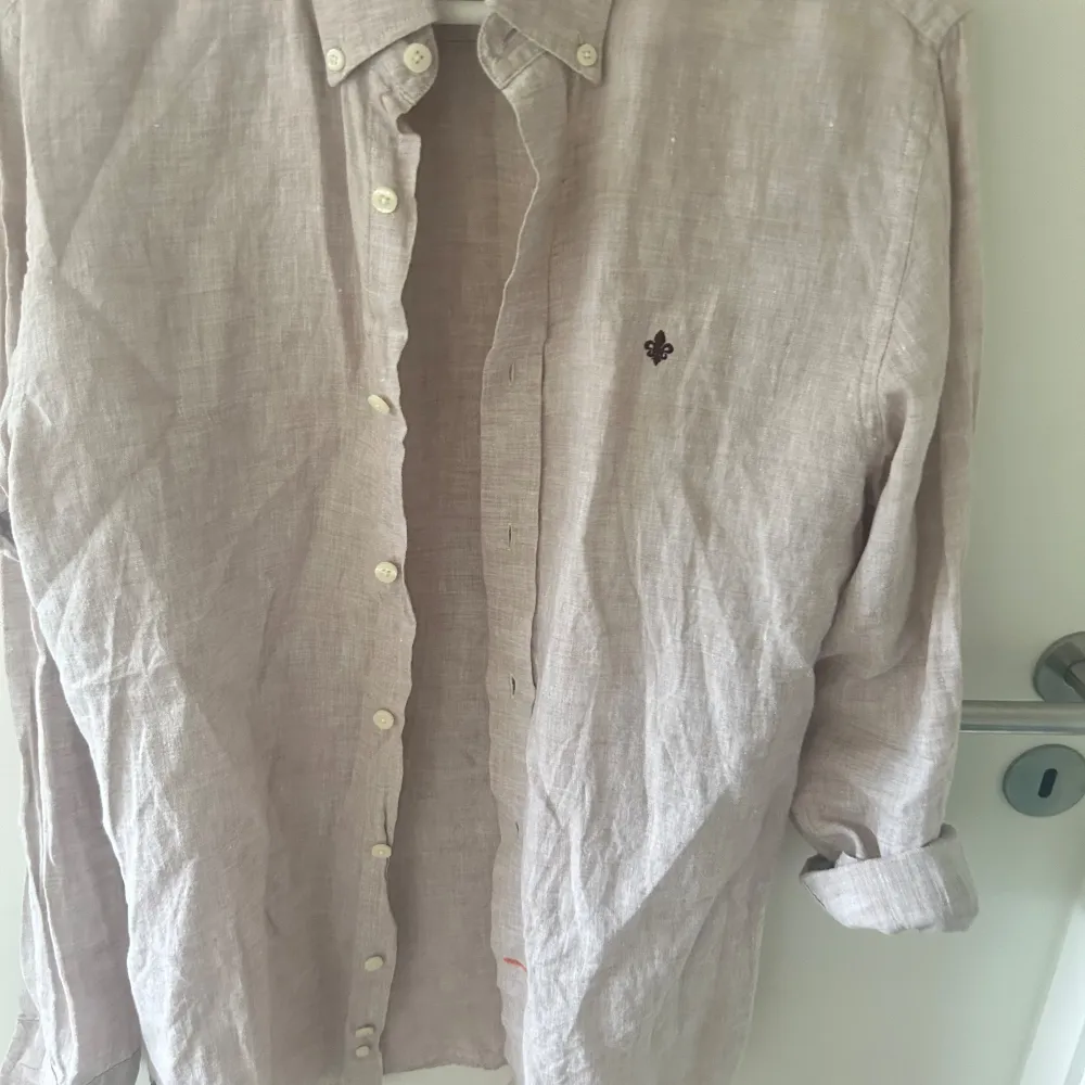 Tja säljer nu denna as feta beiga linneskjortan från Morris. Väldigt bra skick, bara lite skrynklig. Nypris är 1300 men säljs nu för 450. Skirv om ni har några funderingar etc!. Skjortor.
