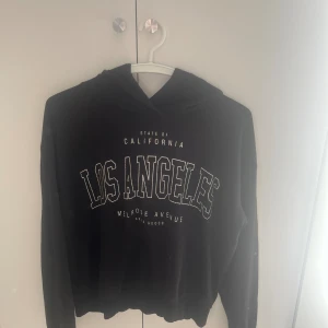 Hoodie - Fin hoodie med tryck från Kappahl. För liten på mig så ska sälja.