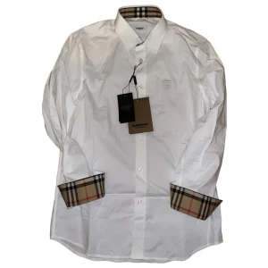 Burberry skjorta - Tjena säljer nu min snygga skjorta ifrån burberry. Skjortan är i skick 10/10 har inga fläckar eller skador! Skriv för fler bilder eller frågor