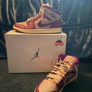  Jordans 1 sneakers för men (storlek 41) -  Säljer mina jordans 1 ( storlek 41 passar också 42) färg - grå/ lila. Skornas original pris från NIKE är 1349kr Om man har Skorna är Signerade av 2B kändisar  Sport touchen och SampeV2 några frågor eller undringar så är det bara att skicka till mig