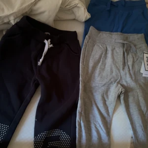 3 barn byxor 4 åt - 3 byxor 4 år 