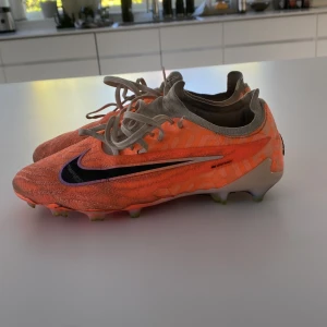 Nike phantom elite fotbollsskor - Helt okej skick. De är lite slitna.  Pris kan diskuteras.  Nypris: 3099 kr