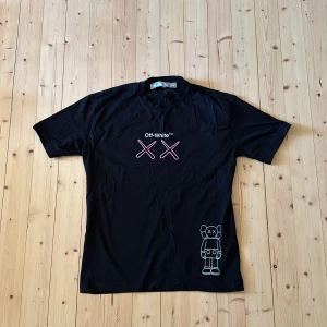 Off-white T-shirt - Off-white t-shirt i storlek M, använd fåtal gånger. Skick 9/10 Skriv om du har några funderingar!