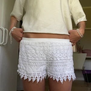 Spets shorts - Har lite fläckar, se bild 3. Super fina