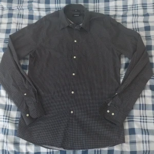 J.lindeberg skjorta - Säljer en j.lineberg skjorta som är knappt använd och ser ut som ny skick. Storlek: S