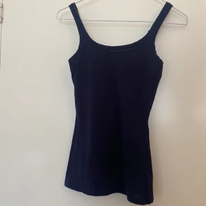 Intimissimi linne - Ett super mjukt linne från Intimissimi i storlek S. Använt en gång. Det är marinblått och väldigt tunt tyg 