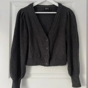 Grå kofta - Grå kofta från ONLY i nyskick! Storlek XXS men stor i storleken, mer som XS-S. Liten puffärm och väldigt mjukt material!🤗