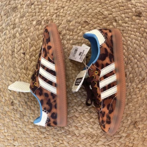 Wales bonner inspirerade skor  - Säljer ett par Wales bonner inspirerade skor i storlek 37. De är oanvända. (Obs!  tror ej de är äkta, men ändå snygga och i fint skick) 