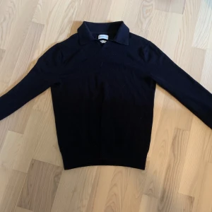 These glory days - långärmad piké stickad - Säljer detta fina plagg eftersom den är lite för kort för mig. Storlek är M men passar lite större S. Skick 8/10 Använde den 3-4 gånger och sen krympte den lite i tvätten. Material - Merino ull. Färg - Svart/Mörkblå. Nypris - 900kr, mitt pris 249.