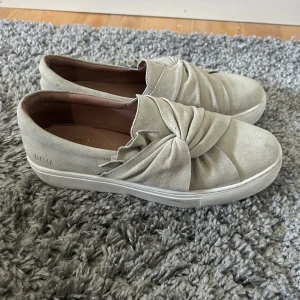 Dasia skor beige - Jätte snygga poppulära beige dasia skor med knut. Använt några gånger. Säljer då jag måste rensa skor! Storlek 40