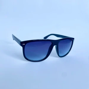 Rayban boyfriend liknande solglasögon  - Säljer ett par solglasögon som liknar de trendiga Ray-Ban boyfriend solglasögonen. Dom är helt nya, endast testade. Skriv vid minsta lilla fundering📍