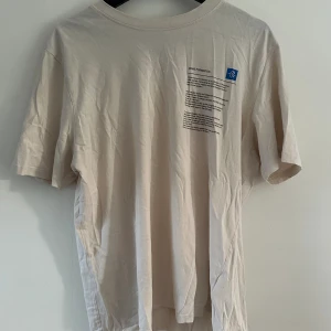 Beige t-shirt - Min lillebror har blivit 195 så vuxit ur en del kläder som jag nu säljer åt honom🤝 Vill ni ha bilder på hur kläderna sitter på så är det bara att skriva så löser vi☀️☀️