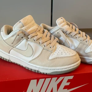 Low dunks  - Jättefina och fräscha dunks. Fick dessa förra sommaren i födelsedags present, säljer dessa eftersom att de inte kommer till användning längre. De är beige/rosa med grå sula.