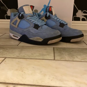 Jordan 4 university blue - | Jordan 4 i fint skick | Storleken är 43 och priset ligger på 1000 kr men är självklart diskuterbart |