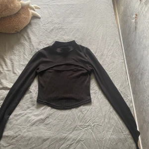 Shein tröja, öppen vid brösten - Tröjan är jättefin och i bra skick trots ganska mycket användning. Storlek xs. Skriv för mer info eller bilder.