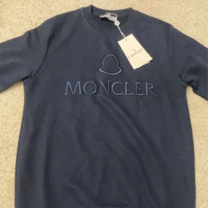 Moncler sweatshirt - Säljer en fin moncler sweatshirt  i storlek S använd få gånger och är i bra skick 