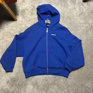 Mörkblå zip-hoodie från WRSTBHVR storlek L Nypris 1495kr Använd fåtal gånger